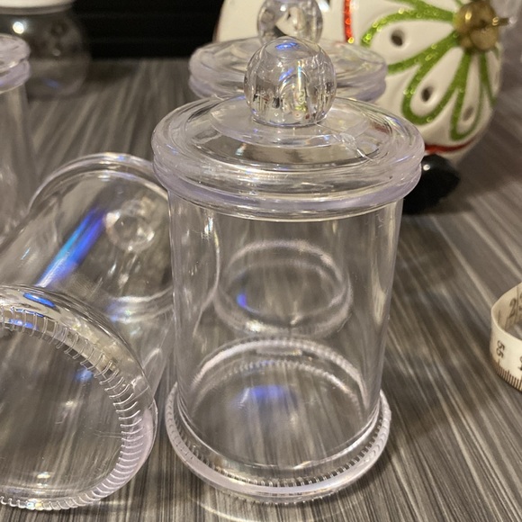 Clear containers with lids - Picture 2 of 4